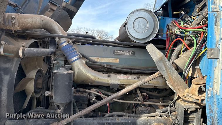 image for item DW5209 1995 Freightliner FLD120 oil distributor truck