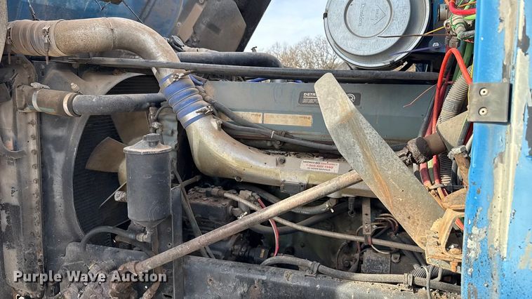 image for item DW5209 1995 Freightliner FLD120 oil distributor truck