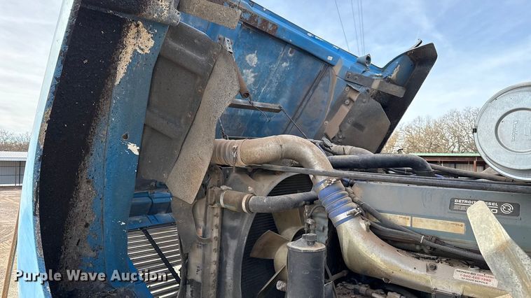 image for item DW5209 1995 Freightliner FLD120 oil distributor truck