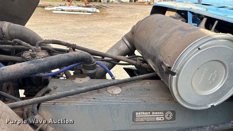 image for item DW5209 1995 Freightliner FLD120 oil distributor truck