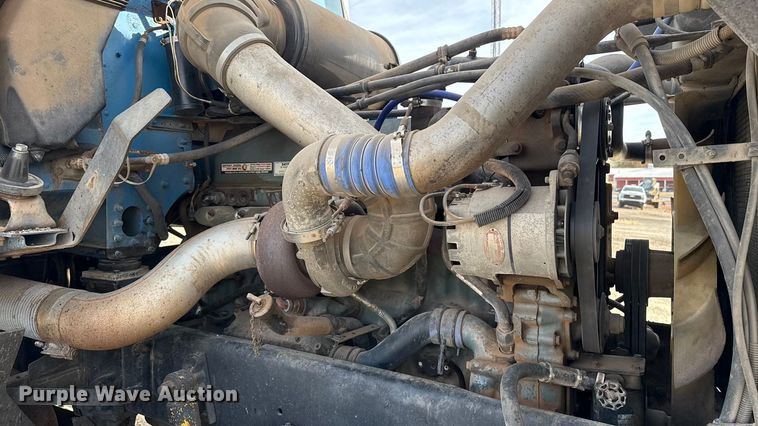 image for item DW5209 1995 Freightliner FLD120 oil distributor truck