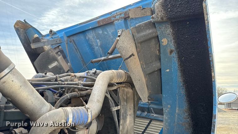 image for item DW5209 1995 Freightliner FLD120 oil distributor truck