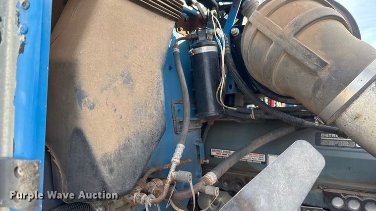 image for item DW5209 1995 Freightliner FLD120 oil distributor truck