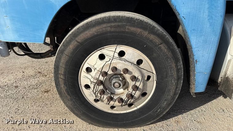 image for item DW5209 1995 Freightliner FLD120 oil distributor truck