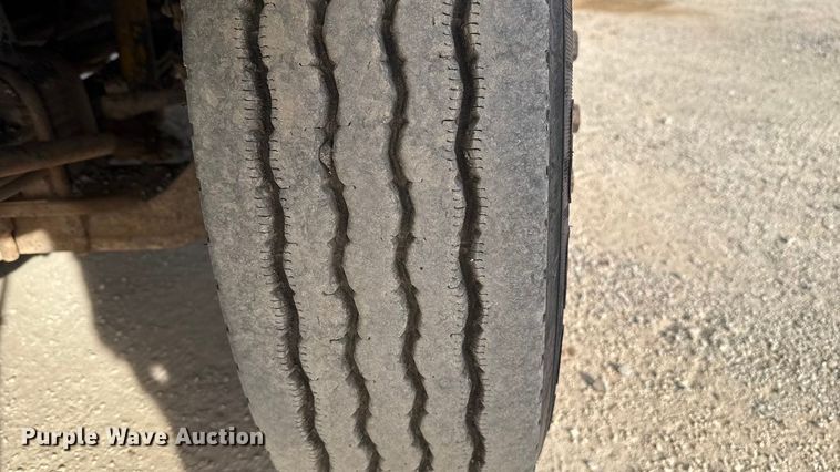 image for item DW5209 1995 Freightliner FLD120 oil distributor truck