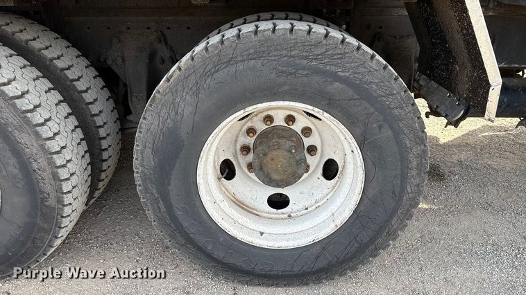 image for item DW5209 1995 Freightliner FLD120 oil distributor truck