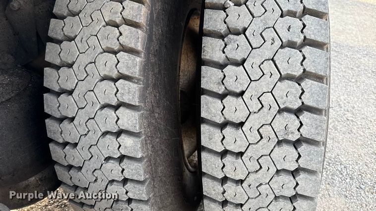 image for item DW5209 1995 Freightliner FLD120 oil distributor truck