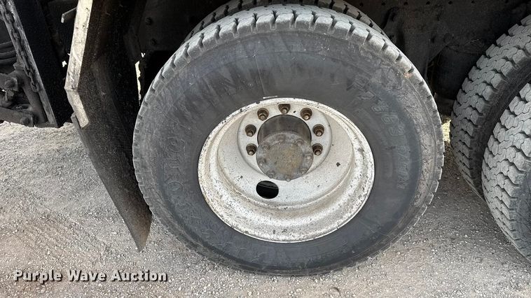 image for item DW5209 1995 Freightliner FLD120 oil distributor truck