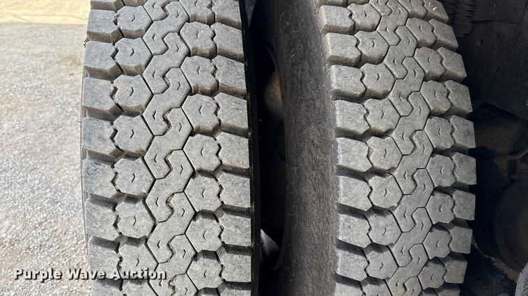 image for item DW5209 1995 Freightliner FLD120 oil distributor truck