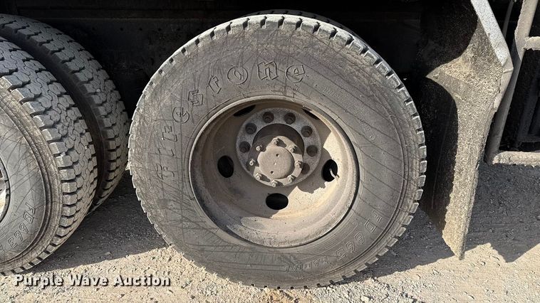 image for item DW5209 1995 Freightliner FLD120 oil distributor truck