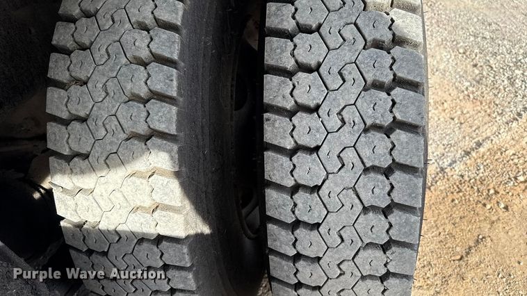 image for item DW5209 1995 Freightliner FLD120 oil distributor truck