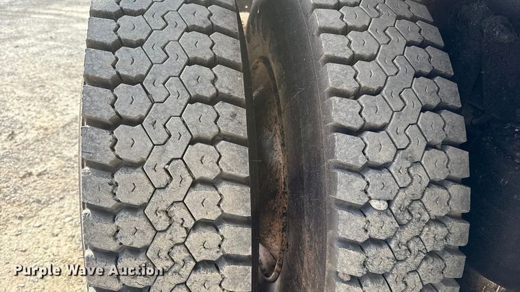 image for item DW5209 1995 Freightliner FLD120 oil distributor truck