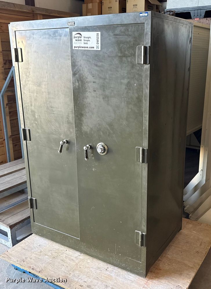 image for item DW5228 Shaw-Walker safe