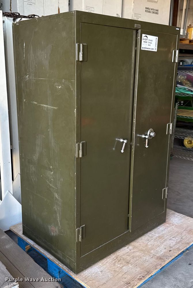 image for item DW5228 Shaw-Walker safe