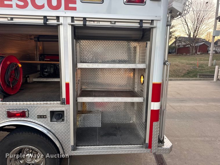 image for item DW6741 1997 Ford F450 Super Duty rescue vehicle