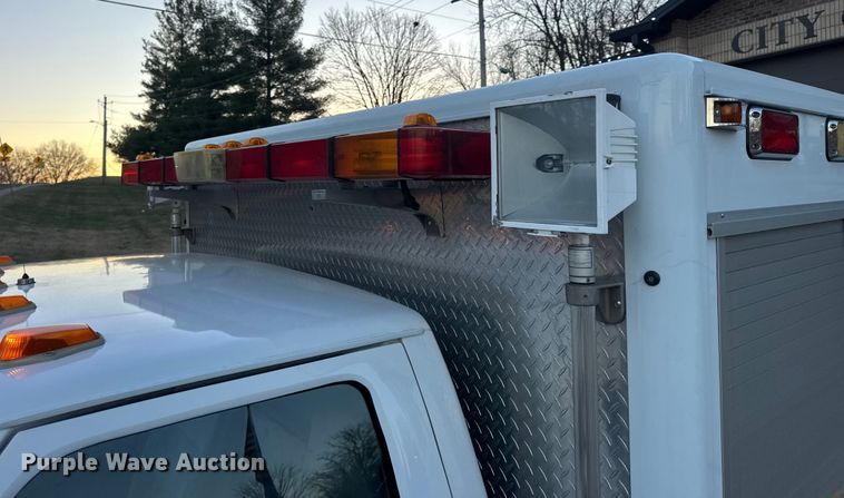 image for item DW6741 1997 Ford F450 Super Duty rescue vehicle