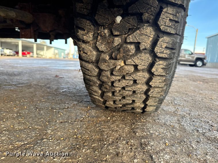 image for item EA2209 2003 Ford F350 Super Duty XL utility bed pickup truck