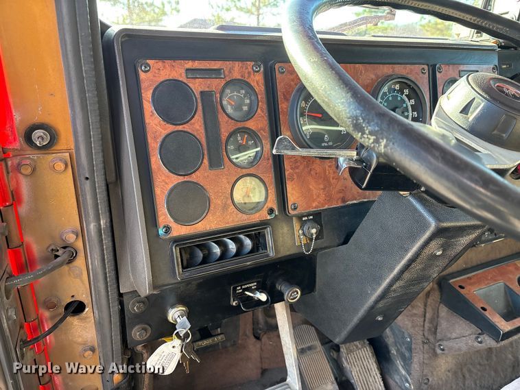 image for item EJ7571 1994 International 9300 tanker fire truck