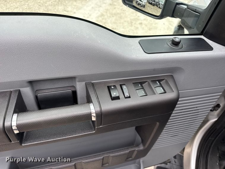 image for item EN0782 2016 Ford F250 Super Duty Crew Cab pickup truck