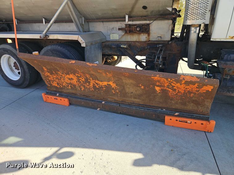 image for item EO4802 2007 International 7400 dump truck