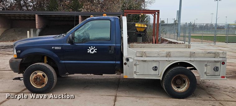 image for item EO4890 2004 Ford F350 Super Duty XL flatbed pickup truck