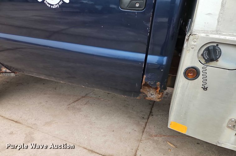 image for item EO4890 2004 Ford F350 Super Duty XL flatbed pickup truck