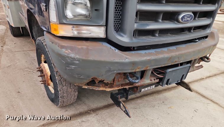 image for item EO4890 2004 Ford F350 Super Duty XL flatbed pickup truck