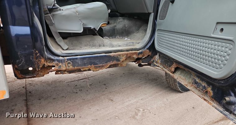 image for item EO4890 2004 Ford F350 Super Duty XL flatbed pickup truck