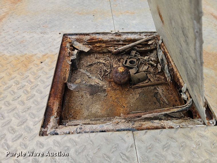 image for item EO4890 2004 Ford F350 Super Duty XL flatbed pickup truck