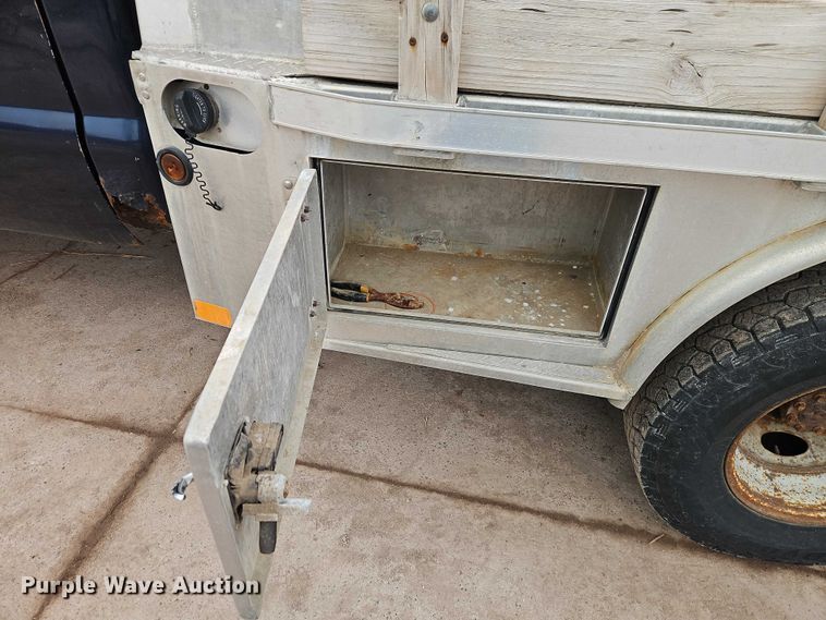 image for item EO4890 2004 Ford F350 Super Duty XL flatbed pickup truck