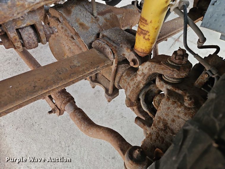 image for item EO4890 2004 Ford F350 Super Duty XL flatbed pickup truck