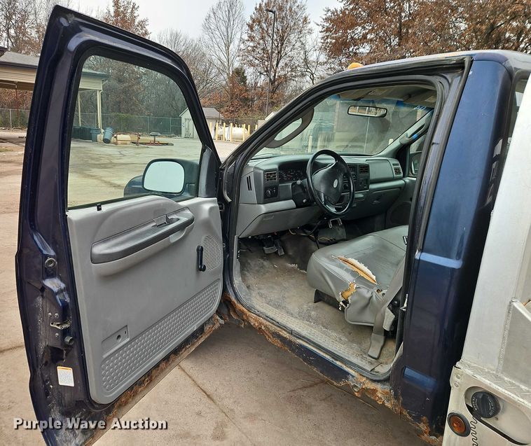 image for item EO4890 2004 Ford F350 Super Duty XL flatbed pickup truck