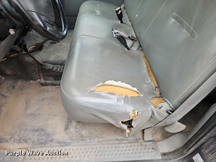 image for item EO4890 2004 Ford F350 Super Duty XL flatbed pickup truck