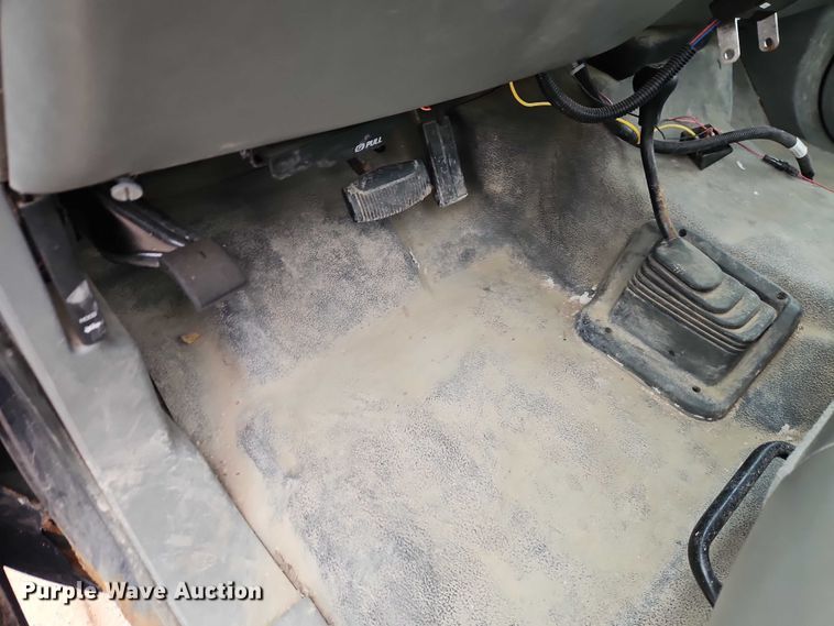 image for item EO4890 2004 Ford F350 Super Duty XL flatbed pickup truck