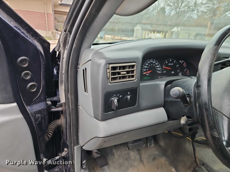 image for item EO4890 2004 Ford F350 Super Duty XL flatbed pickup truck