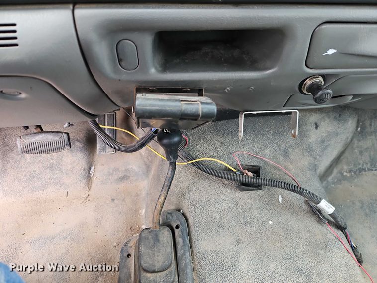 image for item EO4890 2004 Ford F350 Super Duty XL flatbed pickup truck