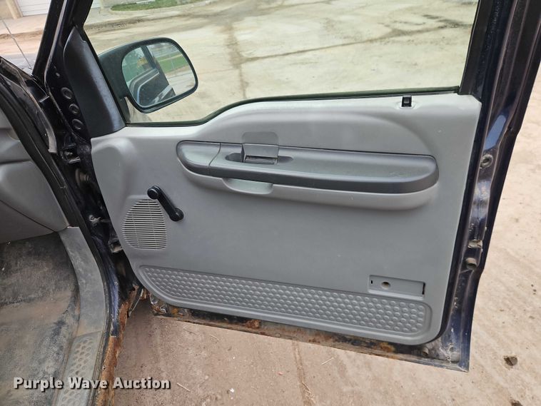 image for item EO4890 2004 Ford F350 Super Duty XL flatbed pickup truck