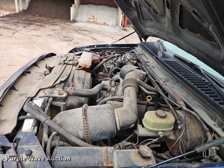 image for item EO4890 2004 Ford F350 Super Duty XL flatbed pickup truck