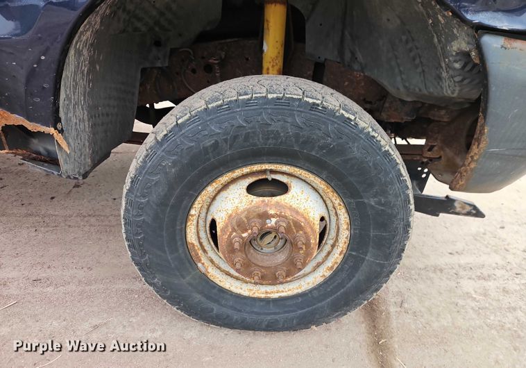 image for item EO4890 2004 Ford F350 Super Duty XL flatbed pickup truck