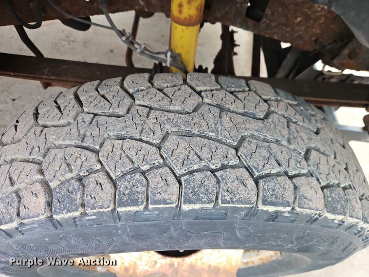 image for item EO4890 2004 Ford F350 Super Duty XL flatbed pickup truck