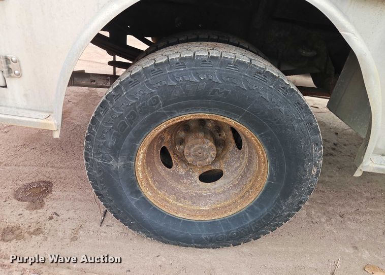 image for item EO4890 2004 Ford F350 Super Duty XL flatbed pickup truck