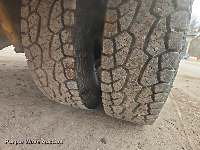 image for item EO4890 2004 Ford F350 Super Duty XL flatbed pickup truck