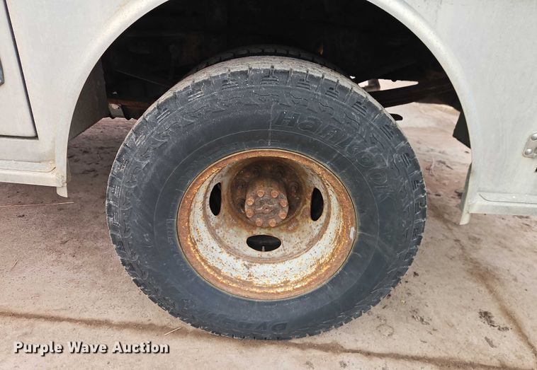 image for item EO4890 2004 Ford F350 Super Duty XL flatbed pickup truck