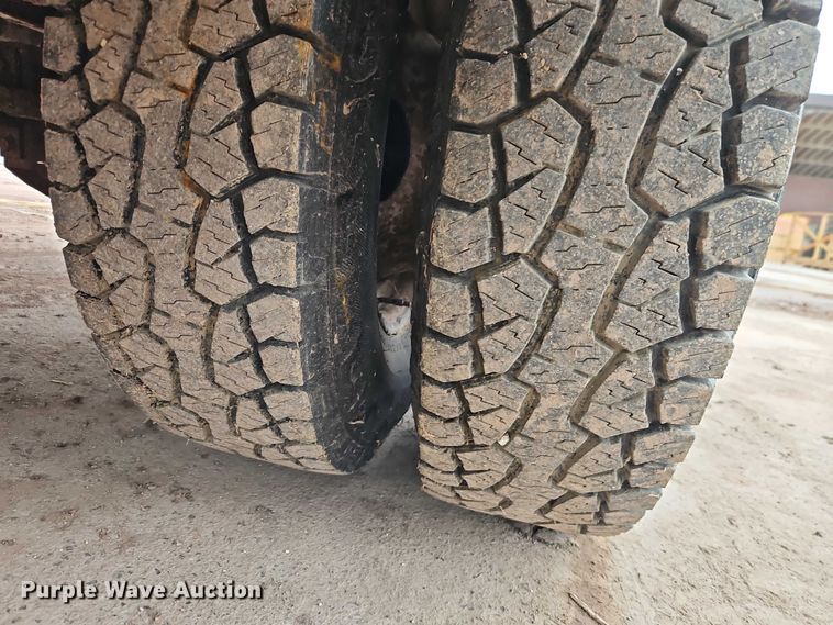 image for item EO4890 2004 Ford F350 Super Duty XL flatbed pickup truck