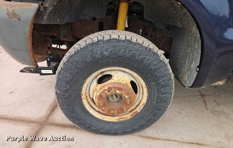 image for item EO4890 2004 Ford F350 Super Duty XL flatbed pickup truck