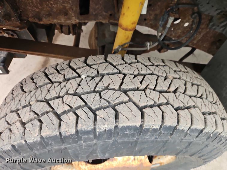 image for item EO4890 2004 Ford F350 Super Duty XL flatbed pickup truck