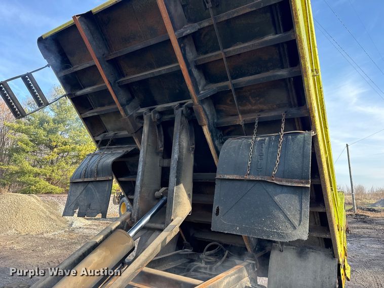 image for item ER0364 1999 International 4900 dump truck