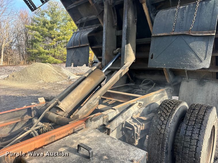 image for item ER0364 1999 International 4900 dump truck