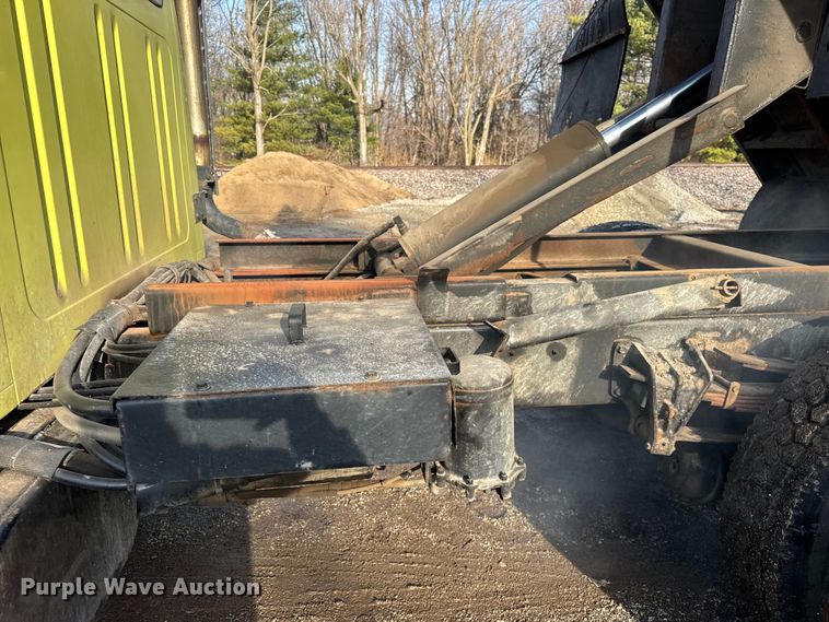 image for item ER0364 1999 International 4900 dump truck
