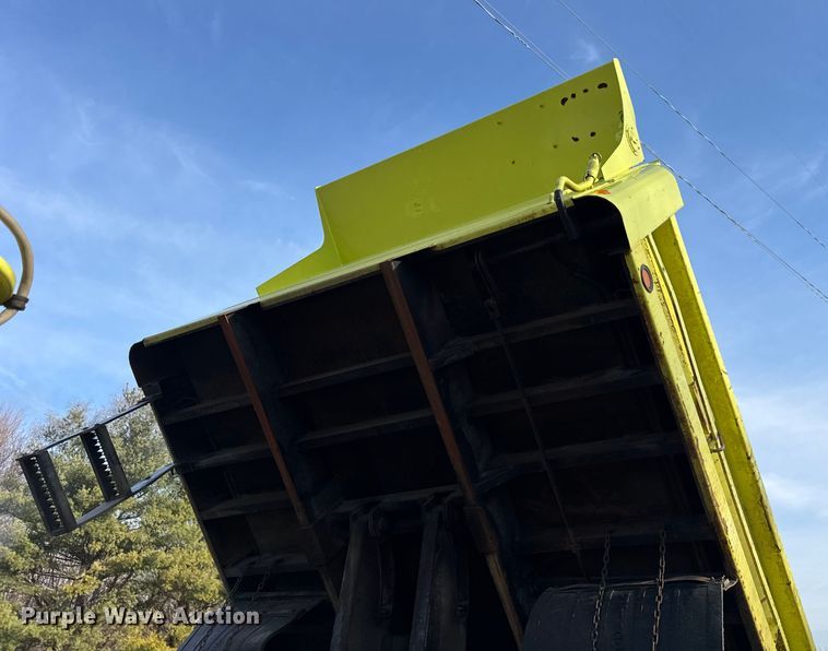 image for item ER0364 1999 International 4900 dump truck